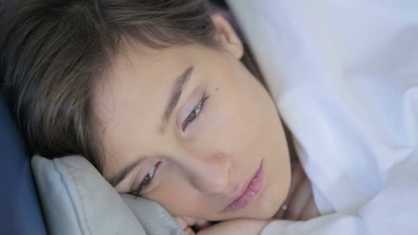 ソファの上で眠っている若い美しい女性 — ストック動画