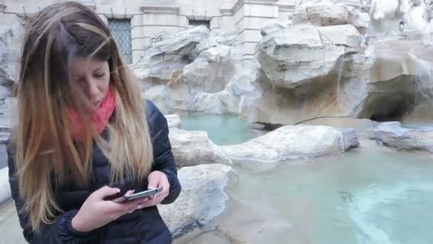 Hermosa chica usando el teléfono — Vídeos de Stock