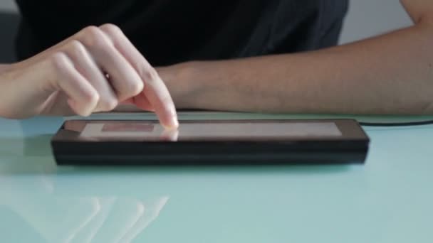 Młody człowiek przy użyciu komputera typu tablet — Wideo stockowe