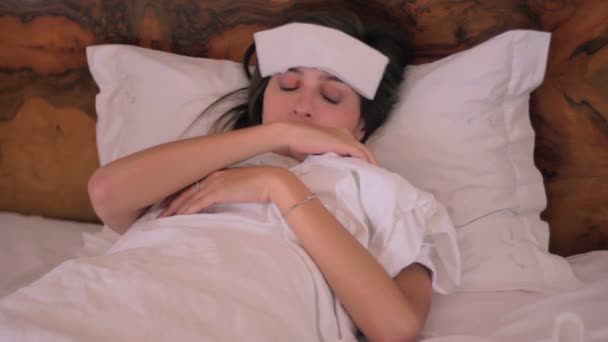 Молода жінка перевіряє температуру — стокове відео