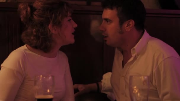 Kvinnan slår sin pojkvän under ett argument på puben — Stockvideo