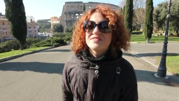 Donna che cammina nel parco — Video Stock