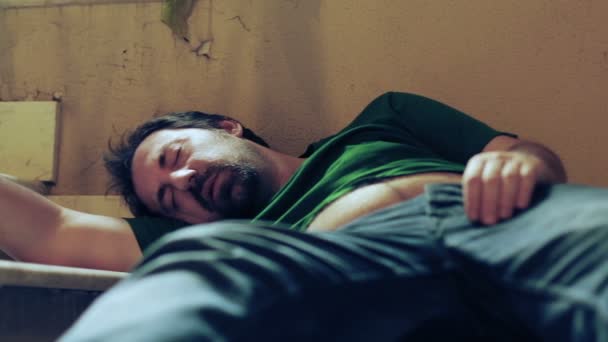 Депрессивный и пьяный человек спит на лестнице — стоковое видео