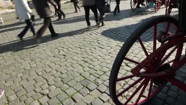 Menschen, die die Straße hinuntergehen — Stockvideo