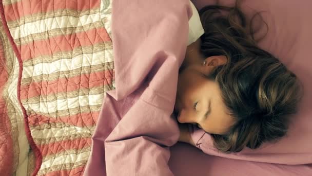 Young beautiful woman sleeping — Stock Video