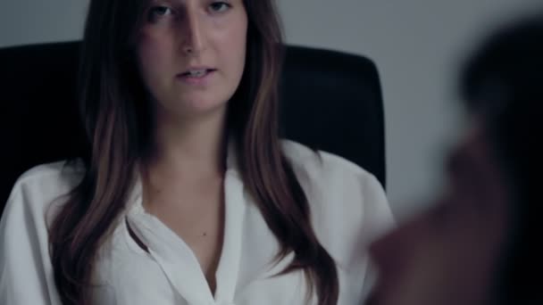 Psykolog att prata med en manlig patient i ett rum — Stockvideo