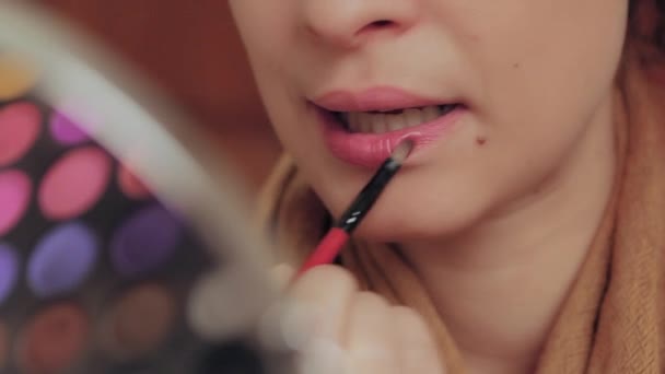 Junge Frau trägt Lippenstift auf — Stockvideo