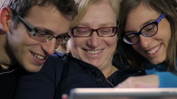 Mutter und zwei Sohn nutzen Tablet-Computer zu Hause auf der Couch. Nahaufnahme — Stockvideo