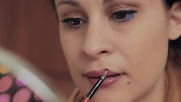 Mujer joven aplicando lápiz labial — Vídeos de Stock