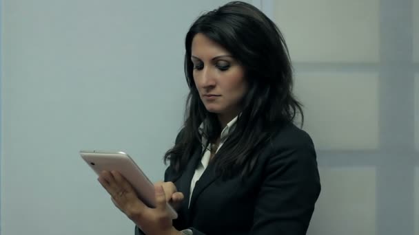 Молодая привлекательная деловая женщина с планшетным компьютером — стоковое видео