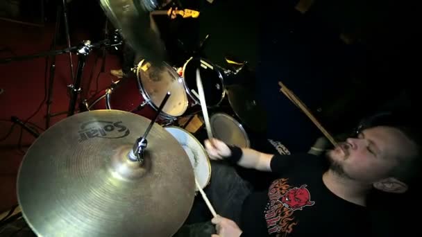 Expressieve jonge drummer spelen op de drums met trommel stok — Stockvideo