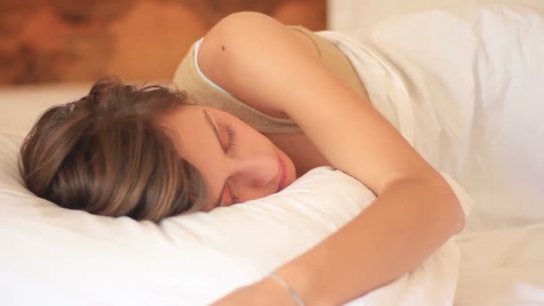 Beautiful girl sleeping peacefully in her bed — Stock Video