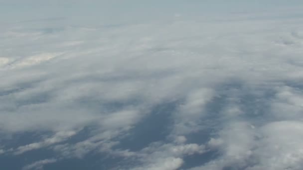 Вид на облака из окна самолета — стоковое видео