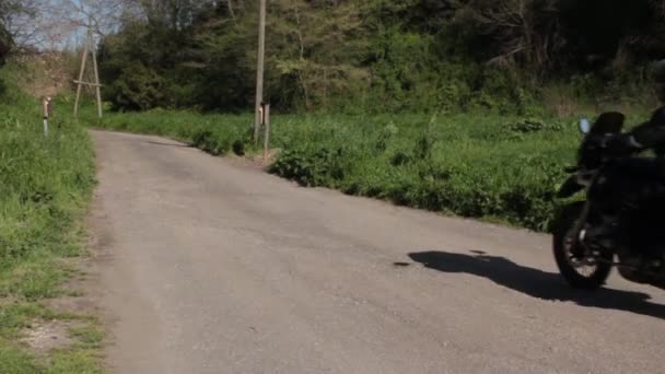 Hombre montando una motocicleta — Vídeos de Stock