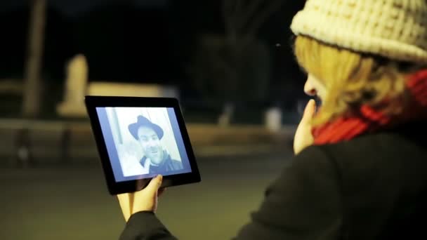 Mooie vrouw met behulp van digitale Tablet PC — Stockvideo