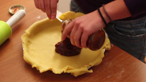 Приготовление пирога с орехами — стоковое видео