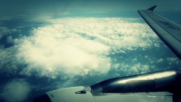 Крыло летящего самолета — стоковое видео