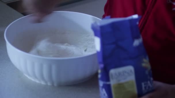 Человек смешивает тесто — стоковое видео