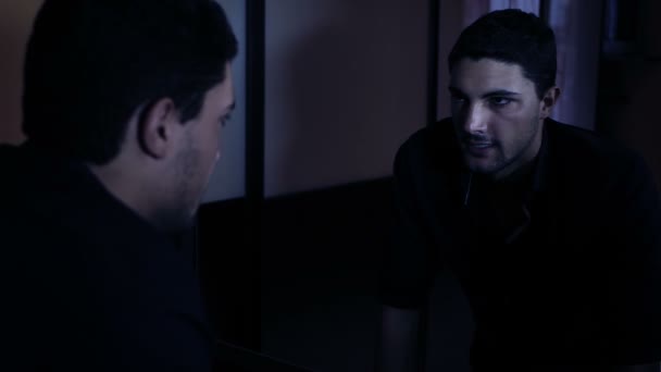 Mann tobt sich im Spiegel aus — Stockvideo