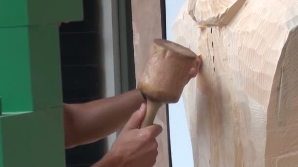 Scultore che lavora su una statua in legno — Video Stock