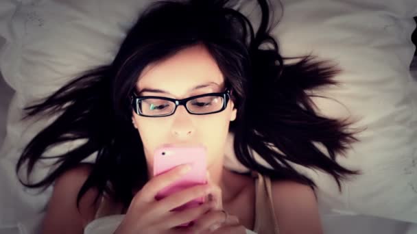 Mujer usando smartphone en la cama — Vídeos de Stock