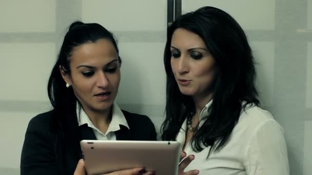 Femmes d'affaires avec tablette numérique au bureau — Video