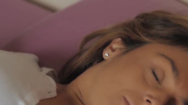 Bella ragazza che dorme — Video Stock