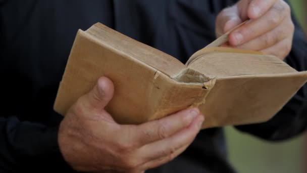 Sacerdote católico sosteniendo la Biblia — Vídeos de Stock