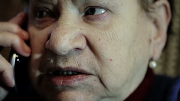 Cep telefonu - smartphone ile yaşlı kadın — Stok video