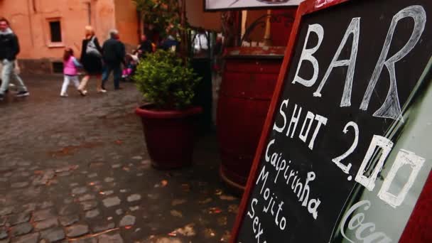 Assinar fora de um bar em Trastevere — Vídeo de Stock