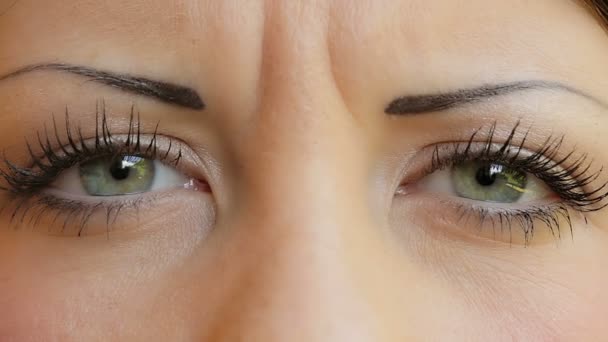 Close-up dos olhos de uma menina bonito: mulher, olhar, olhando, rosto, ao ar livre — Vídeo de Stock