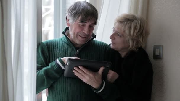 Casal usando um tablet digital — Vídeo de Stock