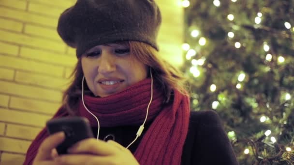 Mujer joven usando el teléfono — Vídeos de Stock