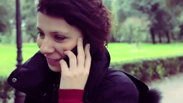 Vrouw lopend en pratend op mobiel — Stockvideo