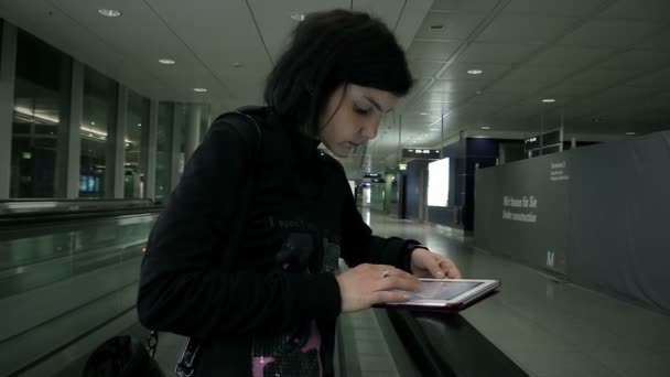 Mujer joven usando tableta — Vídeo de stock