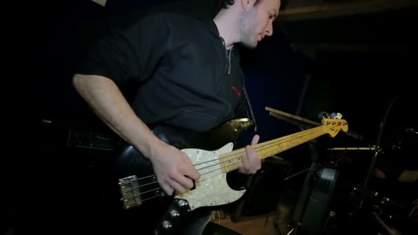 Rocker dengan gitar bass listrik — Stok Video