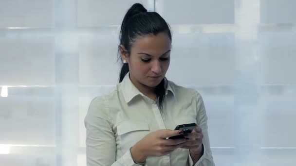 Akıllı telefonunu kullanma office eller kadının yakın çekim — Stok video