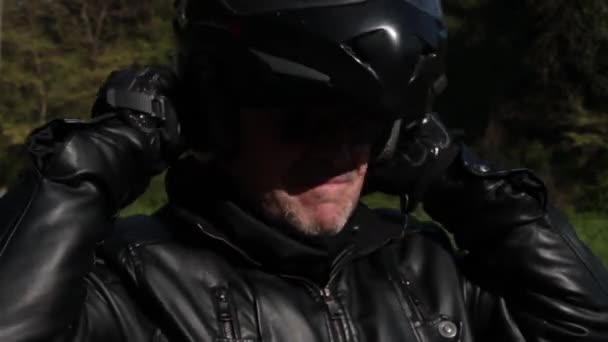 Biker wearing helmet — Stock Video