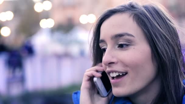 Femme utilisant un smartphone en ville la nuit — Video