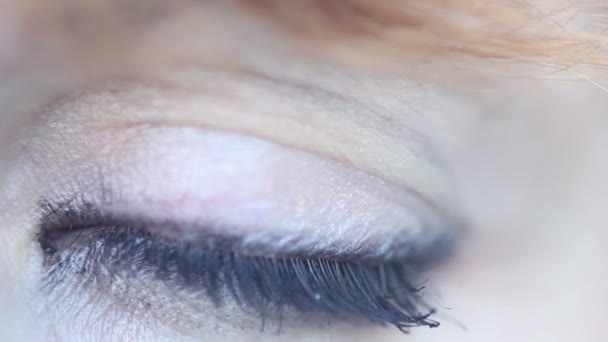 Beautiful woman 's green eye — стоковое видео