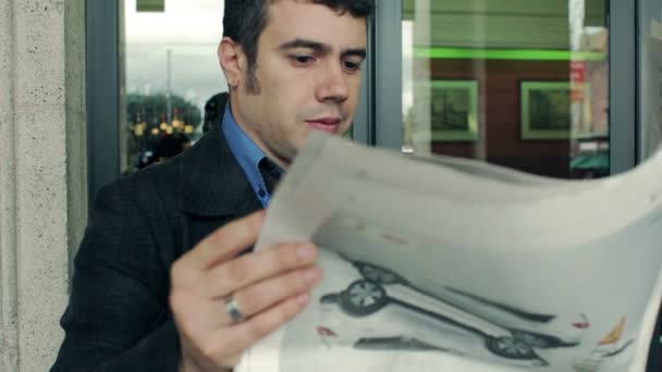 Homem de negócios lendo um jornal — Vídeo de Stock