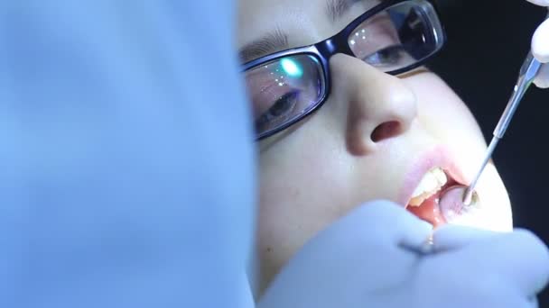 Dentiste faisant un examen oral — Video