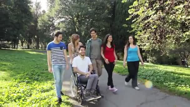 Behinderter Mann mit einer Gruppe von Freunden — Stockvideo