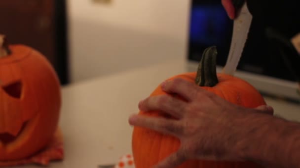 Man doing pumpkin lantern — Stock Video