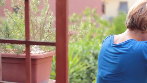 Mujer plantando flores en el jardín — Vídeos de Stock