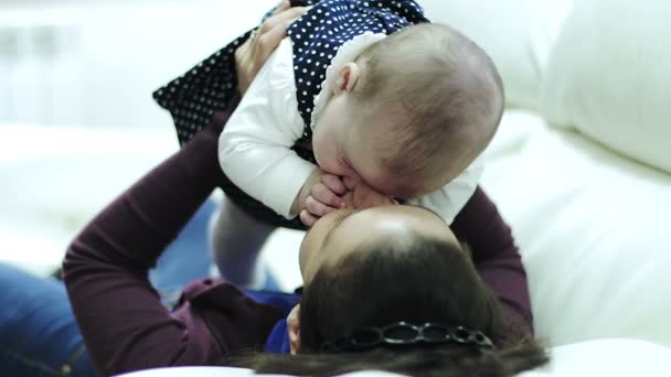 Moeder spelen met baby meisje — Stockvideo