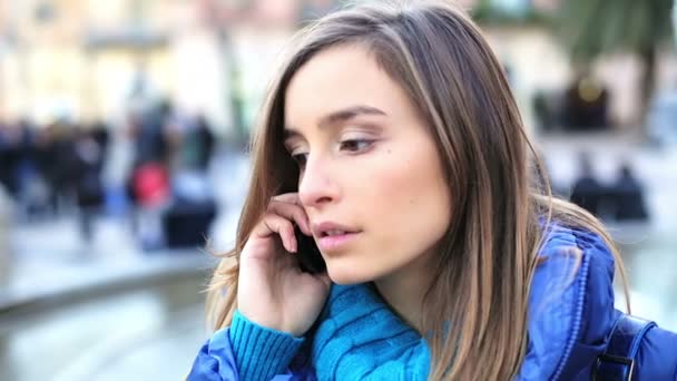 Primer plano de la hermosa mujer joven utilizando el teléfono inteligente al aire libre — Vídeos de Stock