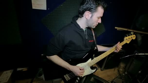 Rocker with an electric bass guitar — Stock Video