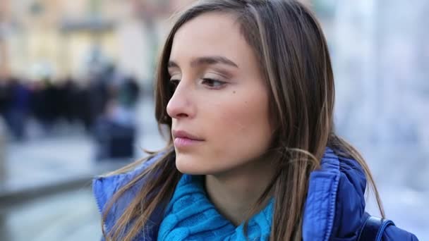 Молода красива жінка з депресією — стокове відео