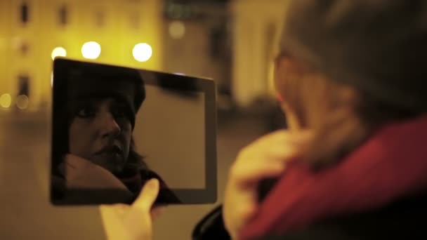 Femme utilisant la tablette numérique comme miroir — Video